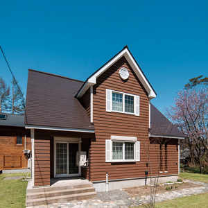 ゆとりと、山小屋風情と。自分たち好みの輸入住宅